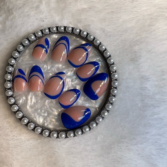 Press on nails - Picture 2 of 4